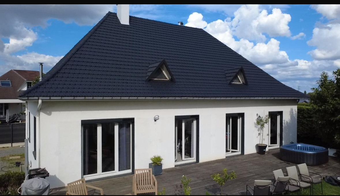 Réalisation MDT Peinture : traitement antimousse d'une couverture en tuiles