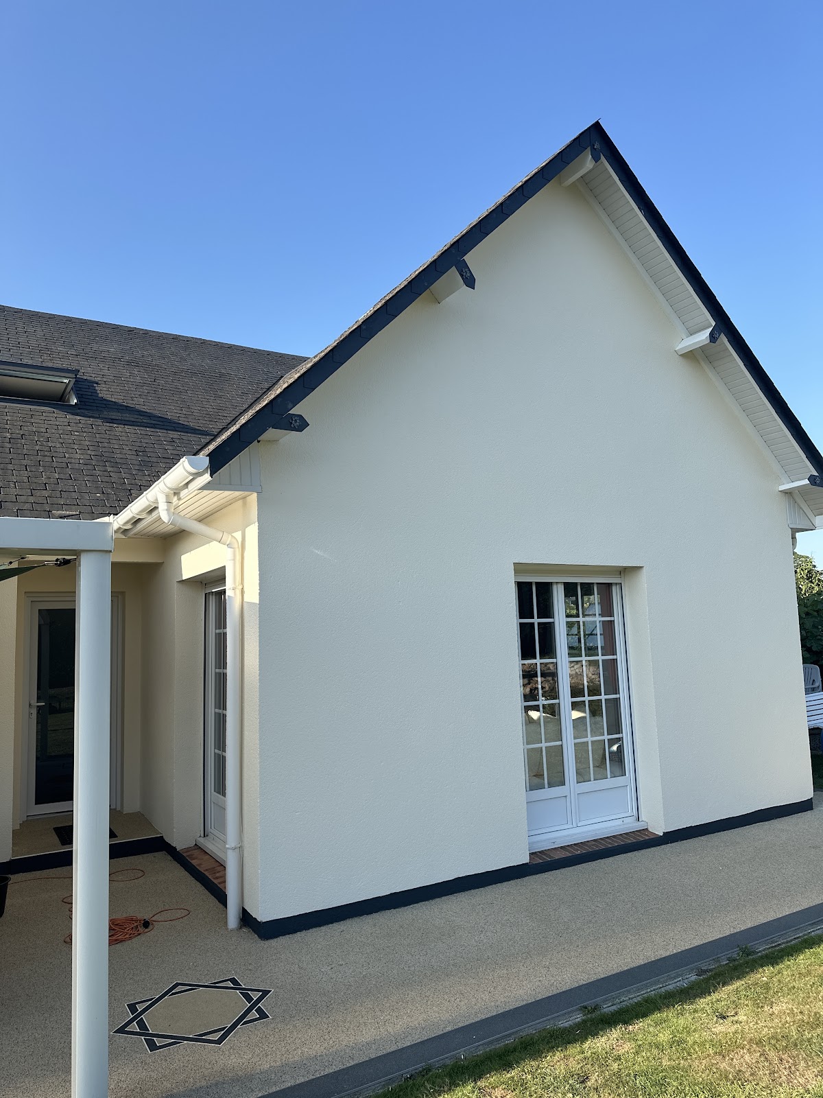 Réalisation MDT Peinture : mise en peinture d'un pignon de maison